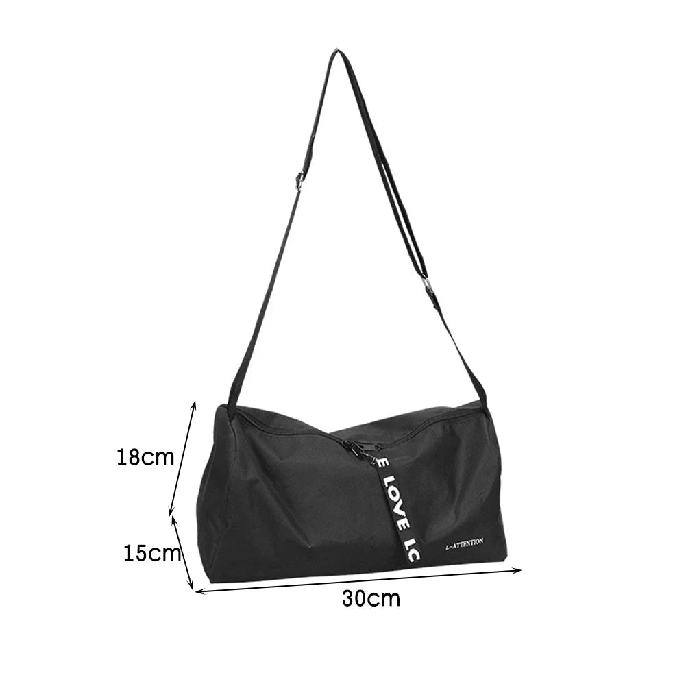 Black nylon gym bag with dimensions 30x18x15cm, featuring adjustable shoulder strap for portable outdoor fitness and travel use.